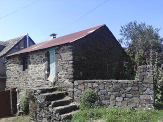 A VENDRE BELLE PETITE MAISON TRES ANCIENNE DE CAMPAGNE EN PIERRE - Saint-Chély-d'Aubrac (12470)