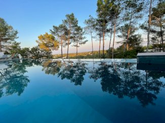 Propriété contemporaine avec ses deux annexes, 1ha dans la pinède, vue exceptionnelle - Nîmes (30000)