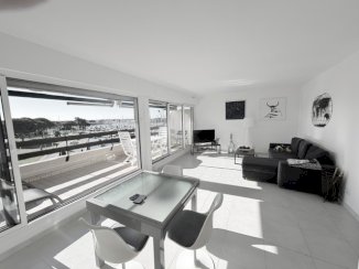 APPARTEMENT TERRASSE 3 PIECES TRAVERSANT PORT CAMARGUE VUE PORT ET MER - Port-Camargue (30240)