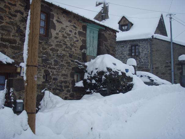 A VENDRE BELLE PETITE MAISON TRES ANCIENNE DE CAMPAGNE EN PIERRE - Photo 10 - Saint-Chély-d'Aubrac