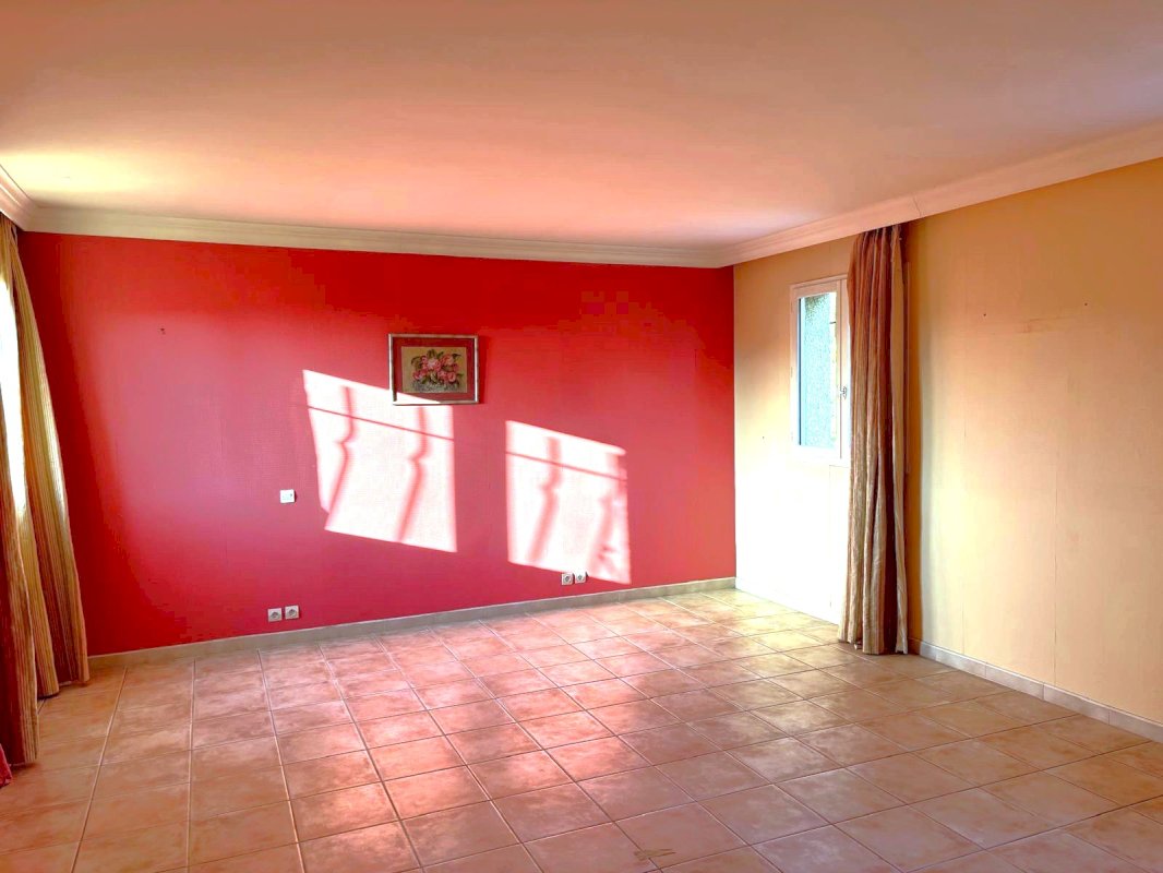 Belle villa de 7 pièces sur 2 niveaux avec piscine au pied des vignes - Photo 13 - Cournonsec
