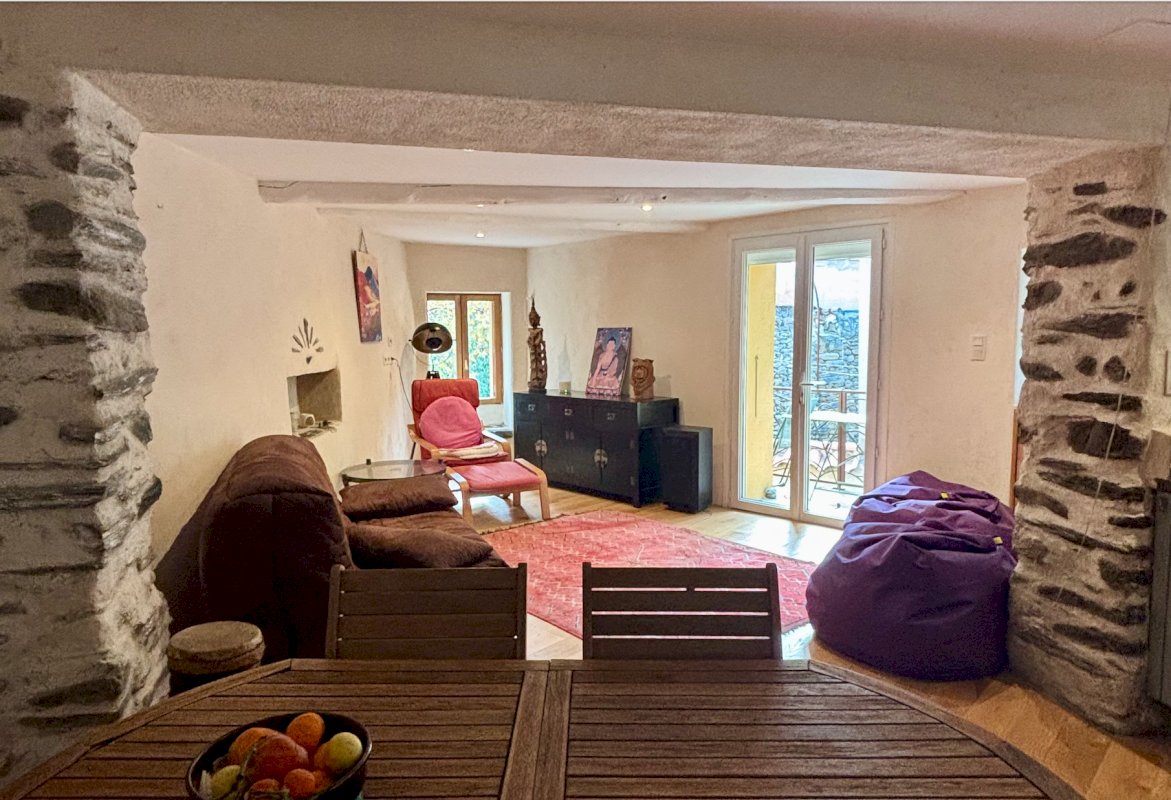 SUPERBE MAISON DE VILLAGE ENTIEREMENT RENOVÉE A RIGARDA + Magnifique terrain non attenant de 1200 m² au bord de la Rivière - Photo 1 - Rigarda