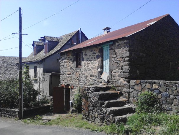 A VENDRE BELLE PETITE MAISON TRES ANCIENNE DE CAMPAGNE EN PIERRE - Photo 2 - Saint-Chély-d'Aubrac
