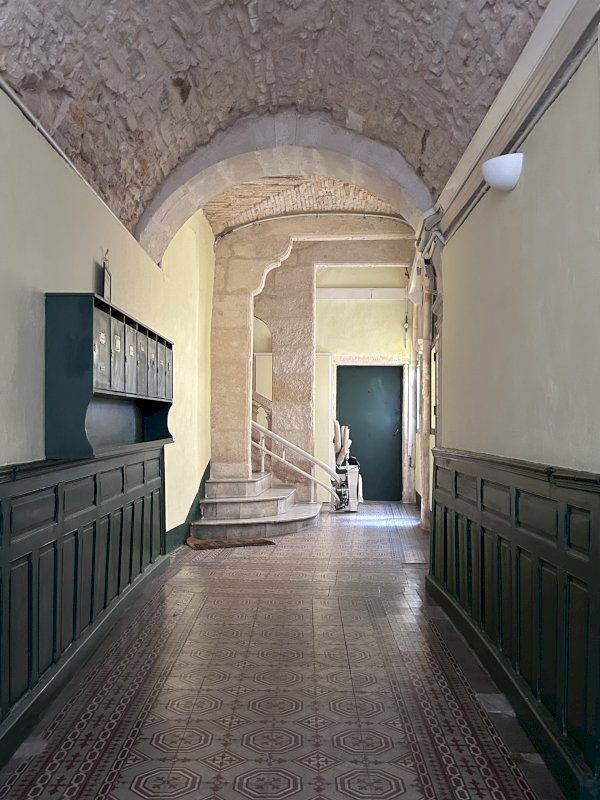 Appartement atypique - Photo 2 - Nîmes