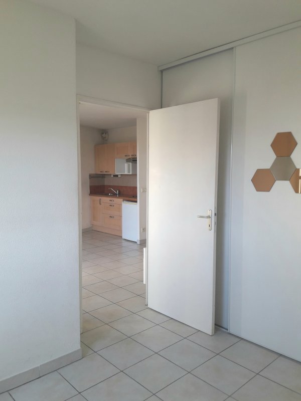 Appartement 2 pièce + parking, calme, ensoleillé, rue Dhuoda   - Photo 2 - Nîmes