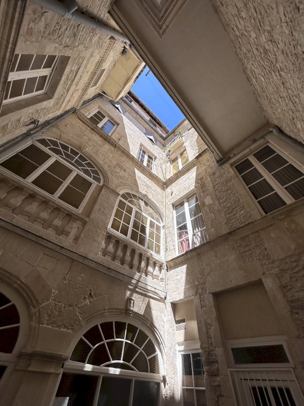 Appartement atypique - Photo 3 - Nîmes