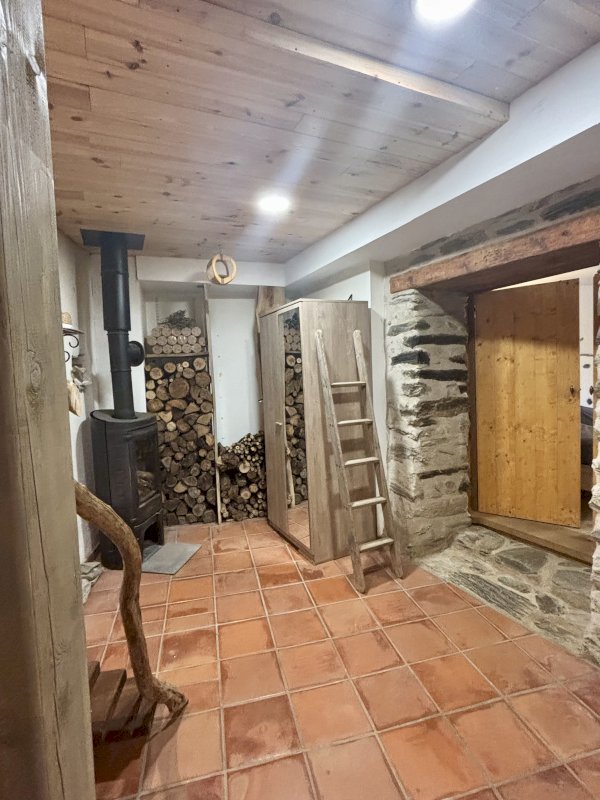 SUPERBE MAISON DE VILLAGE ENTIEREMENT RENOVÉE A RIGARDA + Magnifique terrain non attenant de 1200 m² au bord de la Rivière - Photo 3 - Rigarda