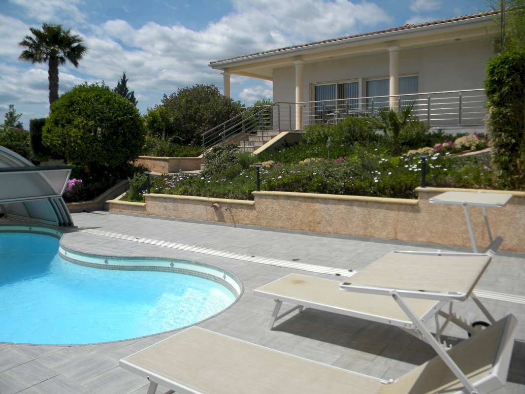  IL EST CONSEILLER DE VISITER CETTE MAGNIFIQUE VILLA 156 m² ET UN SOUS-SOL DE 180 m² - Photo 3 - Puissalicon