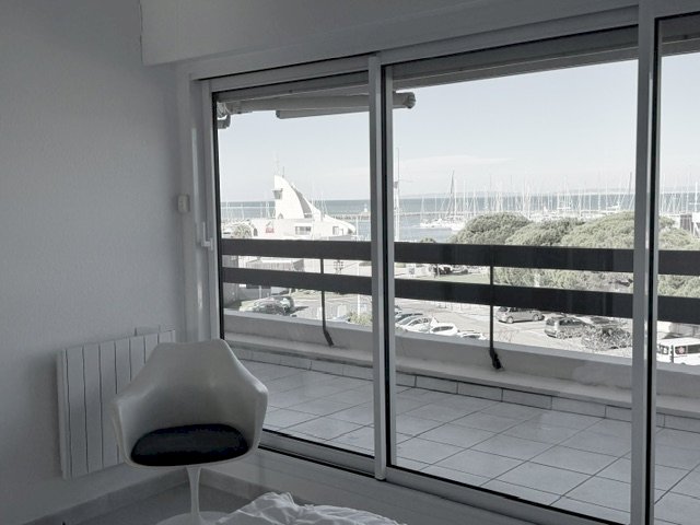 APPARTEMENT TERRASSE 3 PIECES TRAVERSANT PORT CAMARGUE VUE PORT ET MER - Photo 4 - Port-Camargue