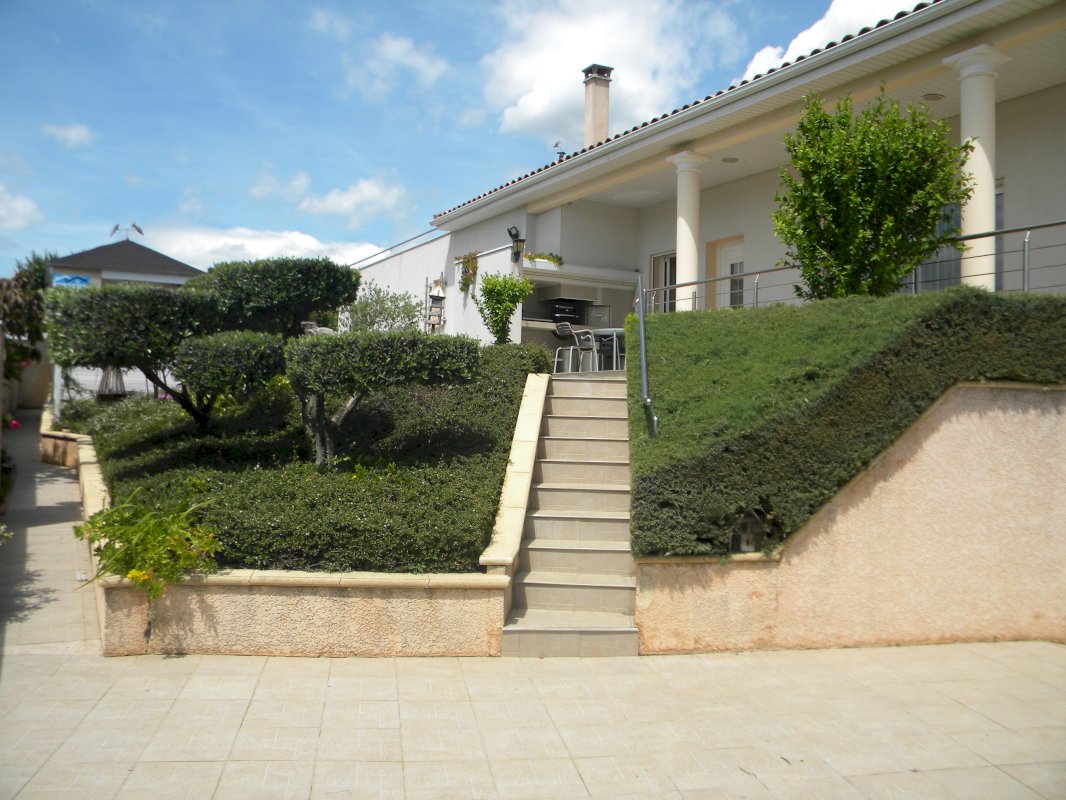  IL EST CONSEILLER DE VISITER CETTE MAGNIFIQUE VILLA 156 m² ET UN SOUS-SOL DE 180 m² - Photo 4 - Puissalicon
