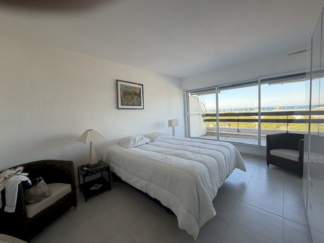 APPARTEMENT TERRASSE 3 PIECES TRAVERSANT PORT CAMARGUE VUE PORT ET MER - Photo 5 - Port-Camargue