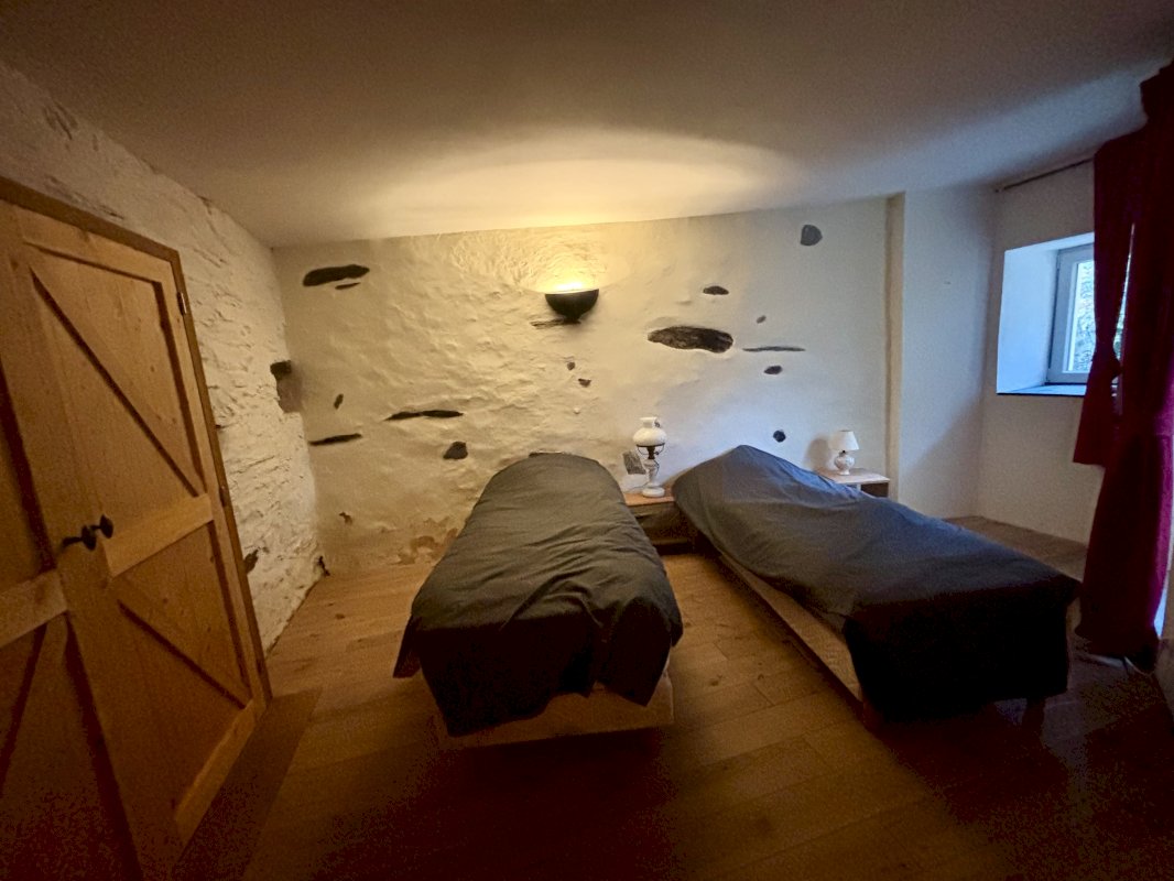 SUPERBE MAISON DE VILLAGE ENTIEREMENT RENOVÉE A RIGARDA + Magnifique terrain non attenant de 1200 m² au bord de la Rivière - Photo 6 - Rigarda