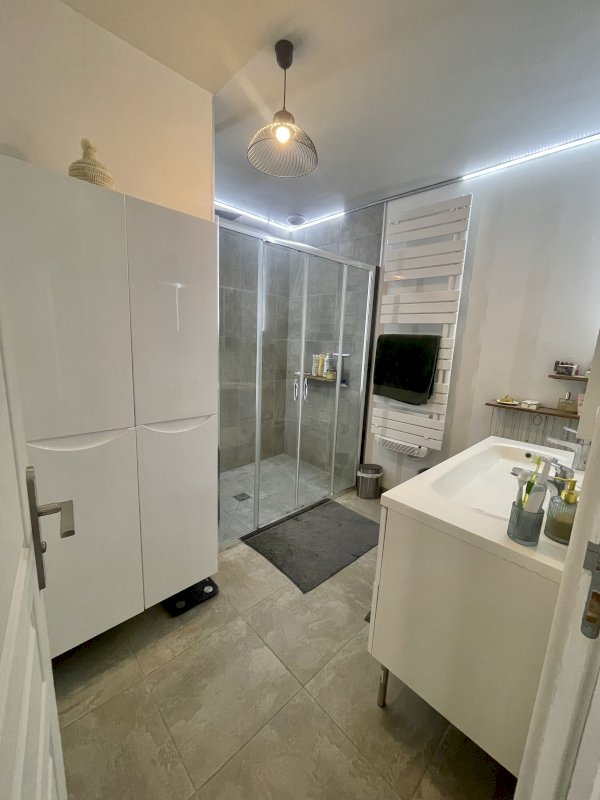 Maison 114m² rénovée 3 chambres Garage Terrasse - Photo 9 - Lunel