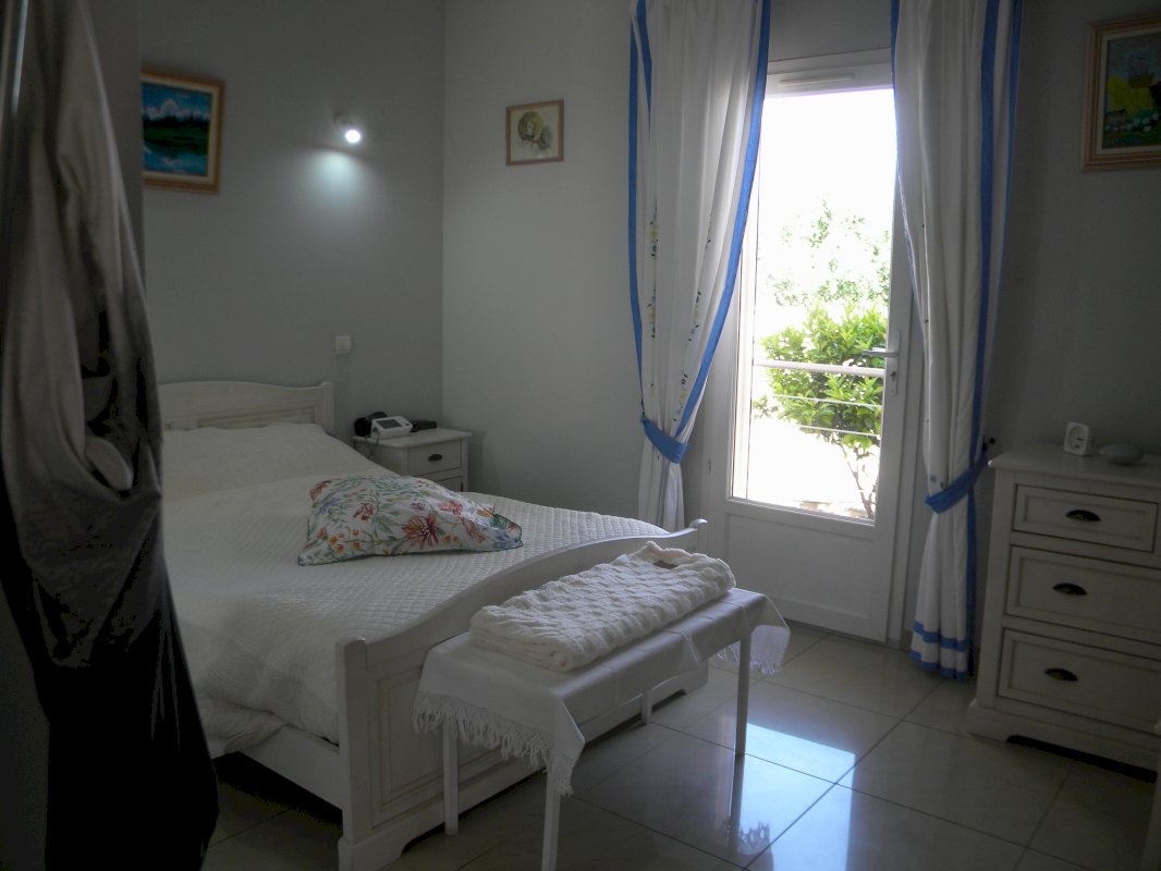  IL EST CONSEILLER DE VISITER CETTE MAGNIFIQUE VILLA 156 m² ET UN SOUS-SOL DE 180 m² - Photo 9 - Puissalicon